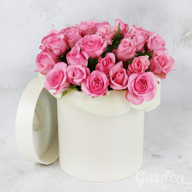 25 розовых роз в шляпной коробке